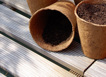 100% biodegradable pots made of wood fiber and peat.